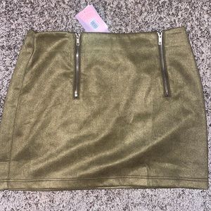 Double zipper down the front. Olive green size L Mini skirt from Dry goods.